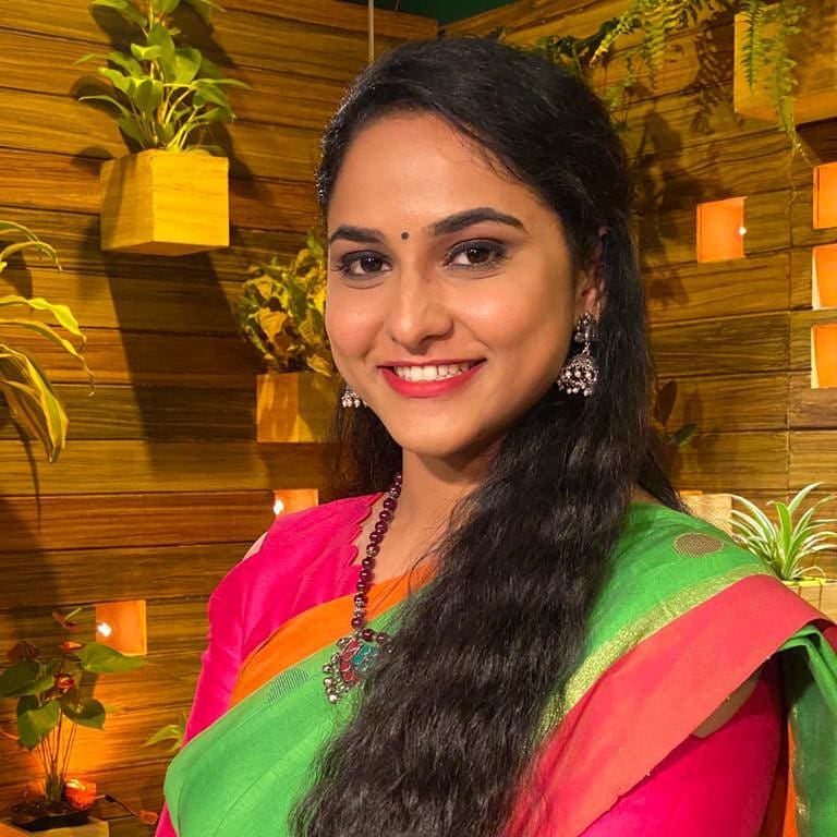 Zee Telugu Tv Anchor Kasi Annapurna In Green Saree Blouse